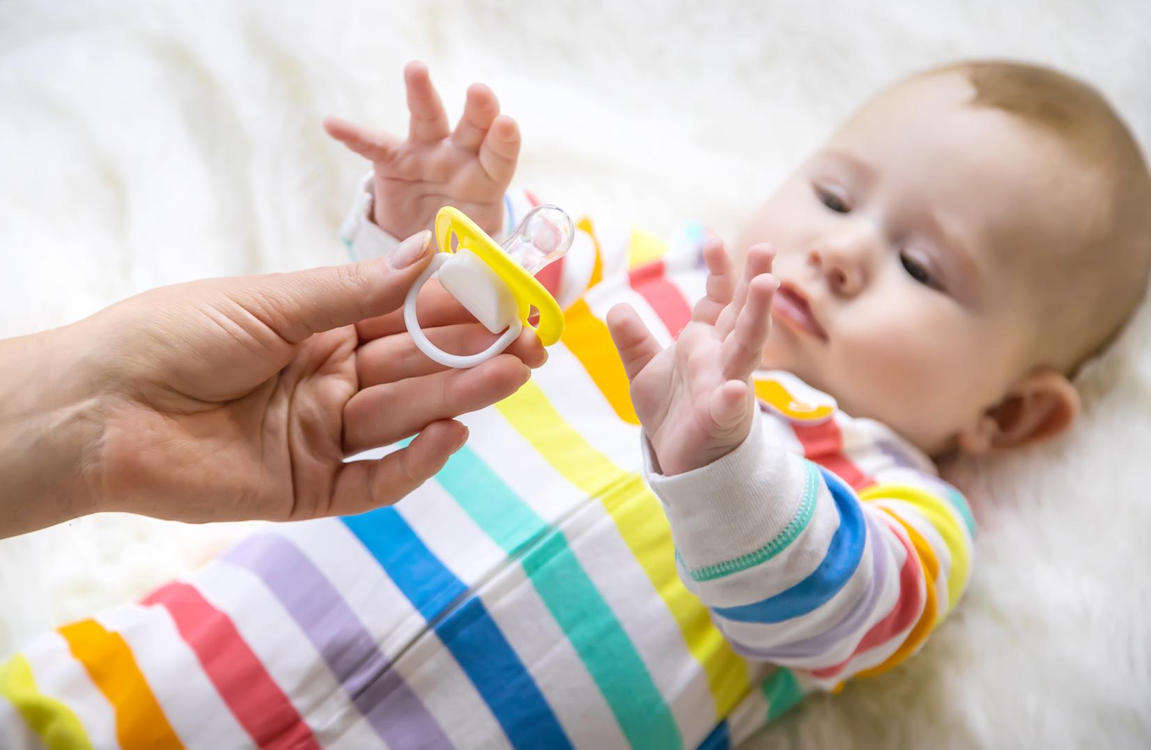 Tétine de bébé : choix de la meilleure forme, quand l'introduire