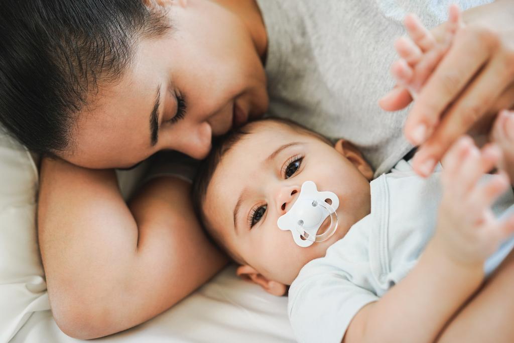 Quelques astuces pour que bébé garde sa tétine - Bébé passion